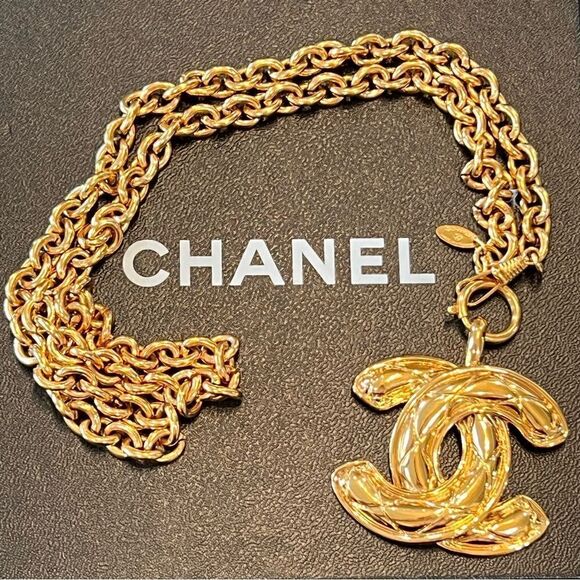 Chanel Vintage 1980’s CC Quilted Matelasse Large Necklace - Picture 1 of 13